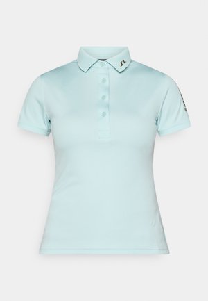 Hellblaues Poloshirt mit klassischem Kragen, Fünf-Knopf-Leiste und kleinem Logo am Kragen. Kurzärmlig mit figurbetontem Schnitt.
