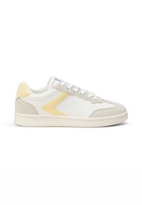 Sneaker bianche e beige con un accento giallo e dettagli in camoscio. Punta arrotondata, suola piatta e design con lacci. Marchio sul lato.