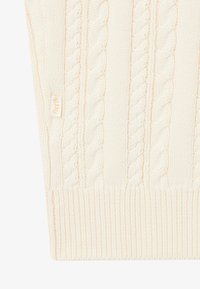 Pulover crem din tricot cu fir răsucit, cu nervuri verticale și un model texturat. Include un mic etichetă din material cu marcă pe partea inferioară.