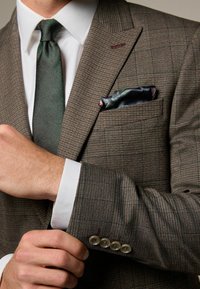 Thumbnail Image 4