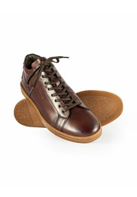 Brązowe skórzane buty wysokie z okrągłym noskiem, sznurowane z przodu, z teksturowaną gumową podeszwą. Gładkie wykończenie z kontrastującym kolorem podeszwy.