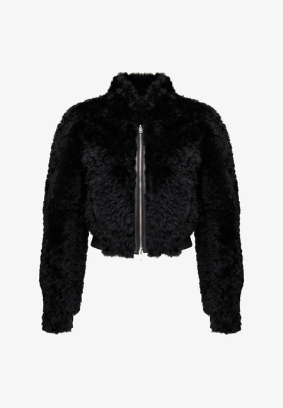 Čierna umelá kožušina bomber bunda s vysokým golierom a zipsovým zapínaním. Funkcie skrátený strih a textúrovaný, nadýchaný povrch.