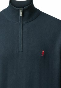 Dunkelblauer Reißverschluss-Pullover mit geripptem Kragen und Struktur, versehen mit einem kleinen roten gestickten Logo auf der Brust.