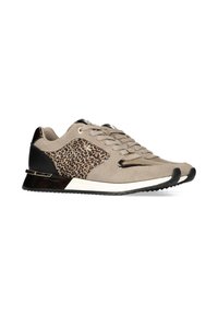 Beige mockasinsneakers med leopardsmönstrade detaljer, svart läderhög och vit sula. Har rund tå och platt snörningsdesign.