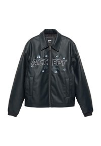 Černá bunda na zip z umělé kůže s límcem, předními kapsami a vyšitým textem „ACCEPT The Rules“ obklopeným dekorativními modrými květinovými motivy.