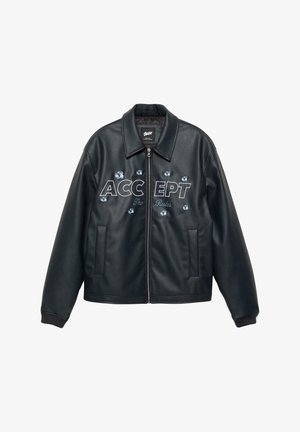 Zwarte zip-up neplederen jas met kraag, voorzakken en geborduurde tekst "ACCEPT The Rules" omringd door decoratieve blauwe bloemenontwerpen.