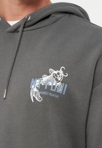 Sweat à capuche gris foncé avec cordons, représentant un poisson koi blanc et le texte ""MT FUJI"" et ""HIGHEST MOUNTAIN"" sur la poitrine.