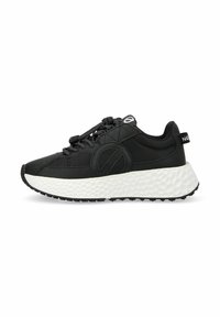Chaussures de sport noires avec un dessus texturé, une semelle intermédiaire en mousse blanche contrastante, des lacets ronds et un accent de logo sur le côté et le talon.