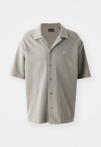 Chemise grise à manches courtes avec boutons, col et petit logo "BOSS" brodé sur la poitrine gauche.