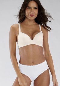 Reggiseno beige in tessuto liscio con spalline regolabili, caratterizzato da una scollatura profonda e dettagli decorativi in pizzo. Slip bianco a vita alta con bordo smerlato.