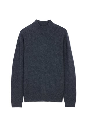 Dunkelgrauer langärmeliger Strickpullover mit Stehkragen sowie gerippten Bündchen und Saum, flach auf einem weißen Hintergrund liegend dargestellt.