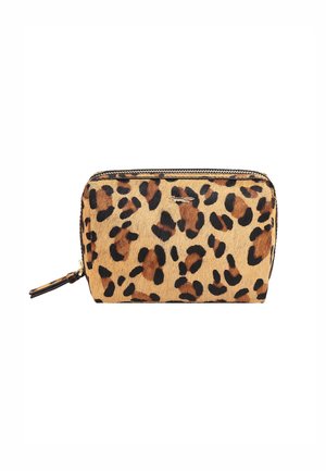 Trousse de toilette rectangulaire à imprimé léopard avec fermeture éclair dorée et languette, petit logo en métal au centre de l'avant.