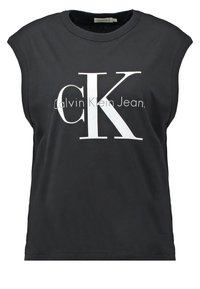 Zwarte mouwloze top met groot wit "cK" logo en de tekst "Calvin Klein Jeans" over de voorkant.