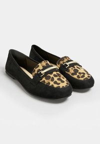 Mustat mokkanahka loaferit, joissa on leopardikuvioinen kangasvarvas, kultainen metallisolki ja sileä vuoritus.