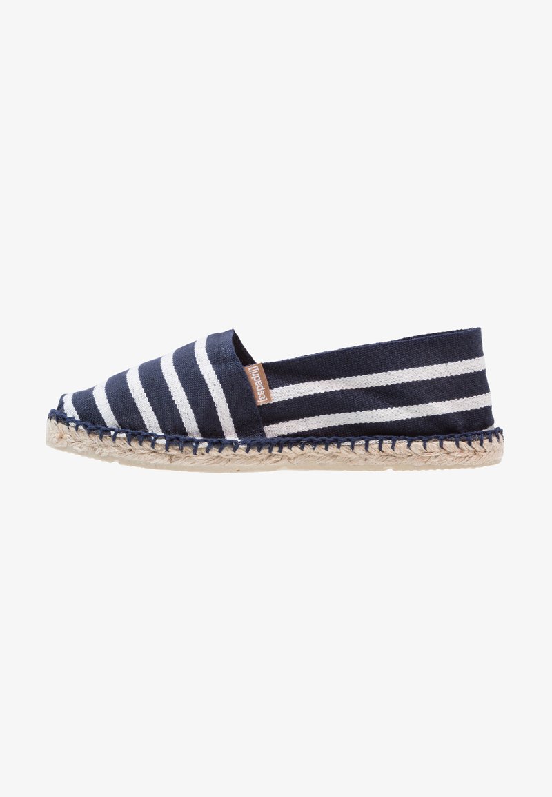 Espadrille mit navy- und weißgestreiftem Canvas-Obermaterial, runder Zehenpartie und Sohle aus Jute-Seil. Flaches Design, lässiger Stil, leichtes Material.