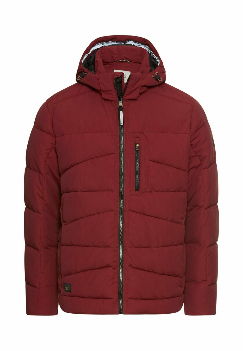 Rote Daunenjacke mit Kapuze, gestepptem Design, vorderem Reißverschluss und einer Reißverschlusstasche auf der Brust. Besitzt ein kontrastierendes hellblaues Futter.