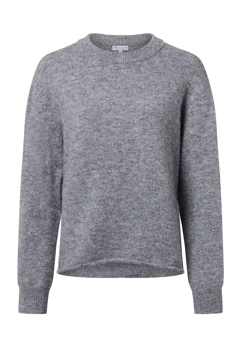 Pull en maille gris avec un col rond, des manches longues et des poignets côtelés. Texture douce, coupe décontractée et ourlet légèrement court.