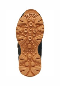 Suola di sneakers nera e marrone con gomma testurizzata caratterizzata da motivi di trazione circolari e angolari. Logo "Geox" e taglia "27" visibili.