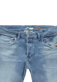 Lichtblauwe spijkerbroek met een verweerde look, voorzien van een knoopsluiting, twee steekzakken aan de voorkant en een gebrandmerkt leren label aan de achterkant.