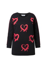 Zwarte sweatshirt met lange mouwen, voorzien van rode hart spuitverfontwerpen en rode stiksels langs de schoudernaad.