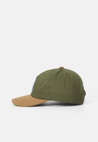 Olivenfarvet cap med en tan skyder, der har syninger og ventilationshuller. Sidesyn viser den buede form og stoftekstur.