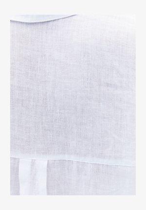 Bílá lněná tkanina s jemnou texturou, s rovnou švýcarskou linií a malým skladovým detailem ve spodní části.