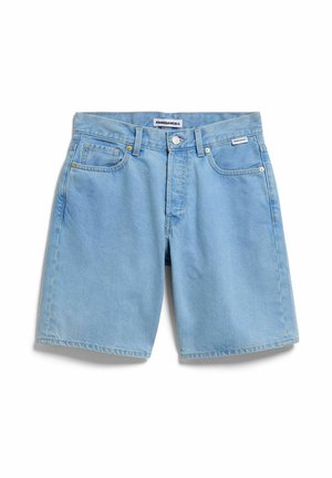 Lichtblauwe denim shorts met voorzakken, riemlussen en een knoopsluiting, plat neergelegd op een witte achtergrond.
