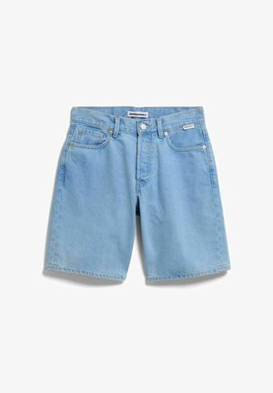 Hellblaue Jeansshorts mit Taschen auf der Vorderseite, Gürtelschlaufen und Knopfverschluss, flach auf einem weißen Hintergrund liegend.