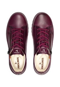 Zapatos de piel burdeos con diseño de cordones, que cuentan con una cremallera lateral, un collar acolchado y una suela de goma texturizada. Logo en la lengua y en la plantilla.