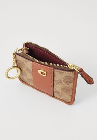 COACH ESSENTIAL MINI ID CARD CASE IN SIGNATURE CANVAS - Lommebok - caramel