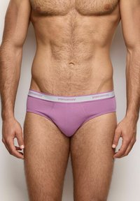 Boxer da uomo viola realizzati in tessuto morbido, con una cintura grigia a contrasto che presenta il nome del marchio "yamamay" in caratteri piccoli.