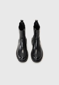 Bottines noires en cuir avec une finition brillante, panneaux latéraux élastiques et languettes de tirage. Semelles en caoutchouc épaisses, orteils ronds et accents texturés.