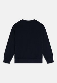 Felpa blu navy con maniche lunghe, polsini e orlo a coste, texture morbida e un piccolo logo verde sul braccio sinistro.