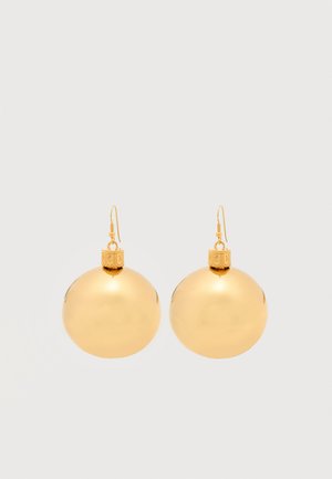 Paire de boucles d'oreilles boule de Noël dorées brillantes avec fermoirs à crochet sur fond blanc uni.