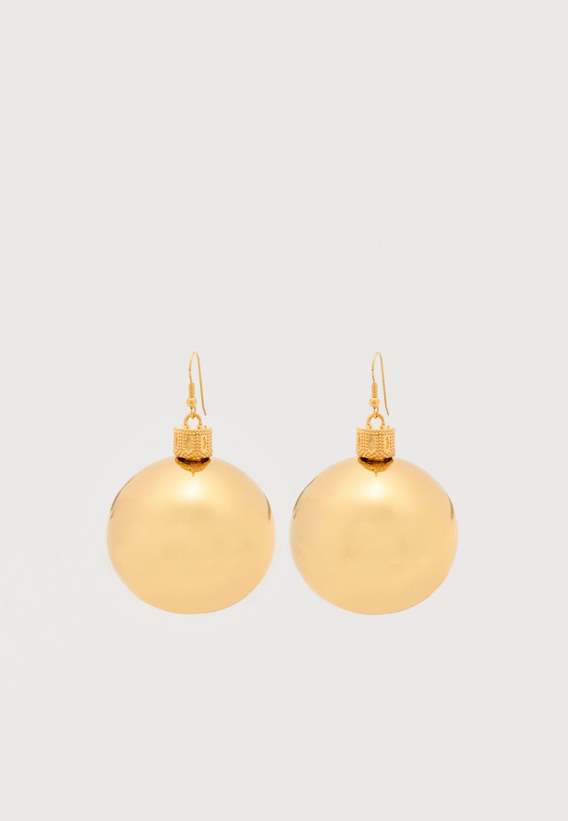 Ζευγάρι γυαλιστερών χρυσών σκουλα ρικιών με στρογγυλές χριστουγεννιάτικες μπάλες και γάντζους στερέωσης σε απλό λευκό φόντο.