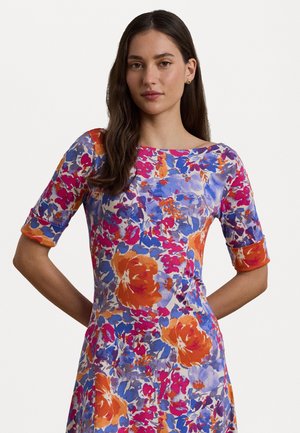 Robe florale aux teintes vives d'orange, de rose et de bleu, à manches courtes et à la silhouette cintrée, fabriquée en tissu léger.