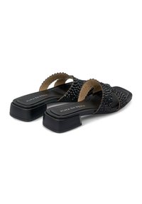 Sandalias negras con un upper texturizado que presenta dos tiras cruzadas, suela plana y tacón cuadrado. Logo en la plantilla.