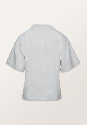 Heledashall hall krüpt-SVITA, pehme puuvillane tekstuur, lahtine lõige, lihtne selg ilma nähtavate logode või mustriteta.