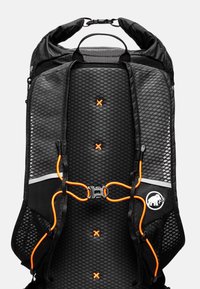 Mochila negra con respaldo de malla, acentos en naranja y correas ajustables. Presenta una franja reflectante y un logo. Tejido texturizado para ventilación.