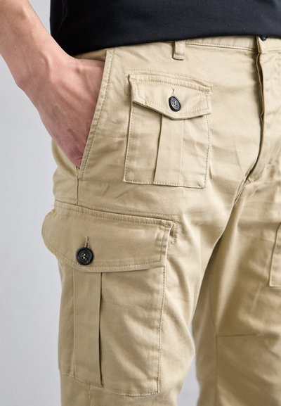Beige cargobroek van een katoenmengsel, met meerdere zakken, knoopaccenten en een recht model. Soepele textuur.