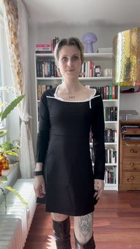 Must värv, pika varrukaga kleit ruudu kaelusega, valgete lipsudetailidega. Sile tekstuur, põlvekõrgune, figureeriv lõige, koos põlve kõrguste saapatega.