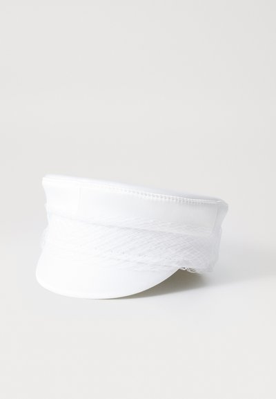 Cappello bianco con visiera strutturata e dettagli in rete, caratterizzato da una texture di tessuto morbido e da una forma elegante e arrotondata.