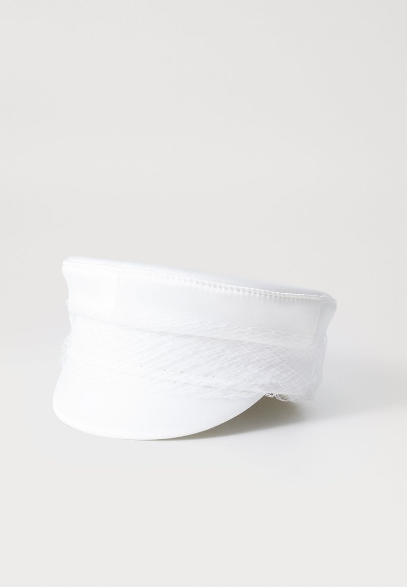 Hvit caps med en strukturert skygge og mesh-overlag, med en glatt tekstur og en elegant, avrundet form.