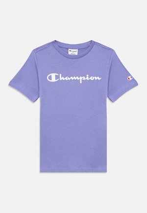 Vijolična bombažna majica s kratkimi rokavi z belim logotipom »Champion« v sredini spredaj in majhnim emblemom Champion na levi rokavi.
