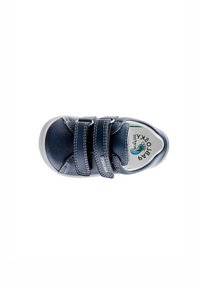 Zapato de cuero azul marino con dos correas de Velcro, costuras blancas, punta redondeada y suela texturizada, con un logotipo impreso en el interior.