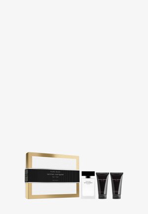 Set de regalo con caja blanca y dorada, que incluye un frasco de perfume Pure Musc Narciso Rodriguez y dos tubos cosméticos negros para ella.