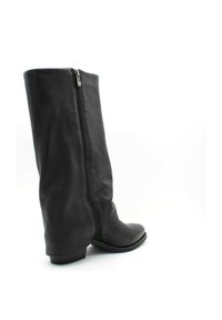 Czarna, sięgająca do kolan, botka wykonana z gładkiej skóry, z bocznym zamkiem błyskawicznym, okrągłym noskiem i niskim obcasem w kształcie bloku zapewniającym stabilność.