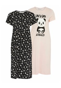 Due due camicie da notte: una nera con motivi di zampe bianche e cuori, e una rosa con una grafica di panda e la scritta "Facciamo il pieno di coccole".