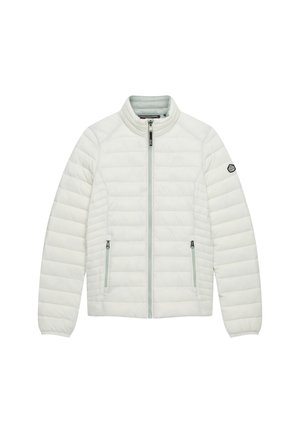 Doudoune blanche rembourrée avec un col montant, fermeture éclair à l'avant et deux poches latérales zippées. Présente des poignets côtelés et un patch logo sur la manche.