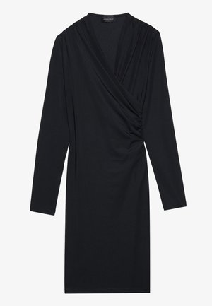 Svart omslagskjole med lange ermer, med detaljer på siden og myk, glatt stoff. Enkel silhuett, knelangs design.